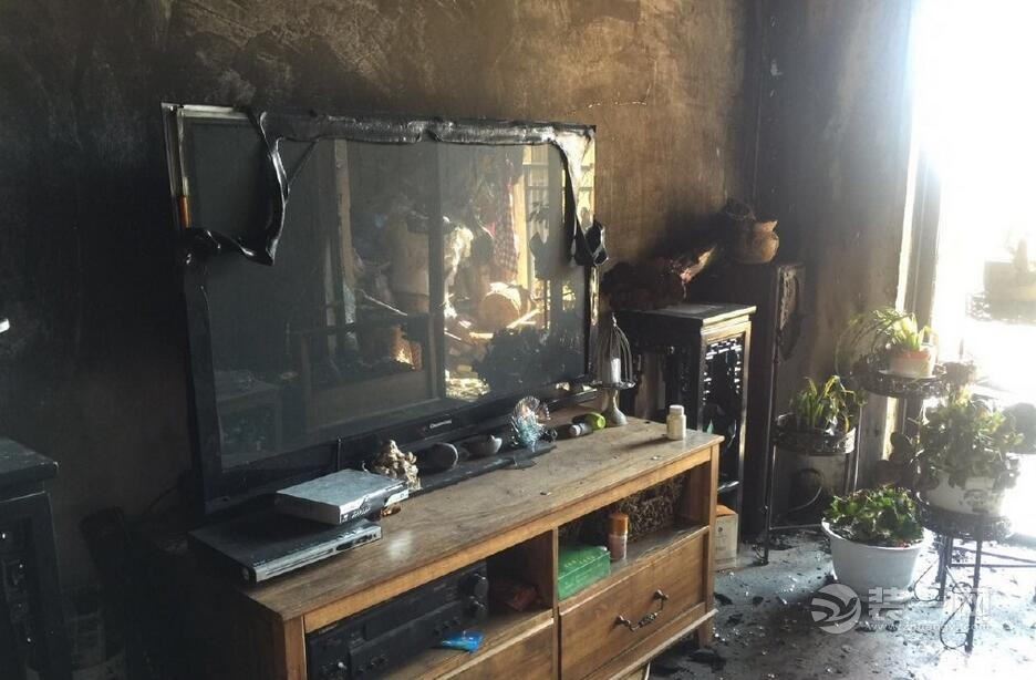 昆明装修业主外出过年 回家发现屋子被烟花烧毁    业主家中一片狼藉