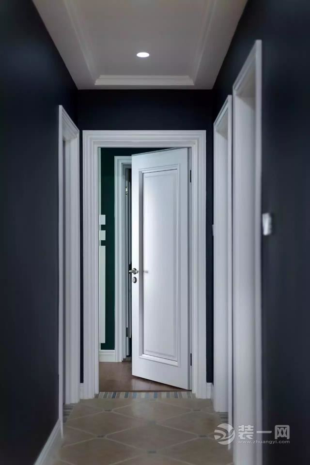 深蓝的过道,搭配白色的门,鲜明的对比色,让生活更加的黑白分明的